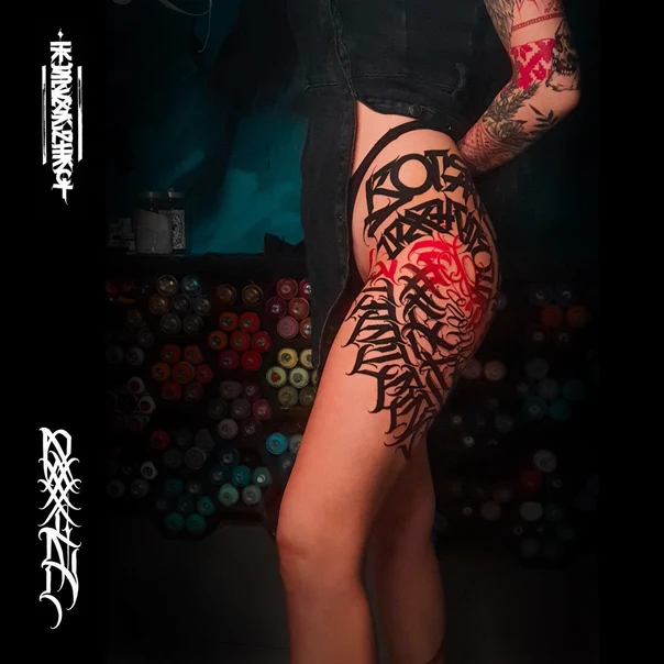 Каллиграфия Lettering tattoo на Бедро