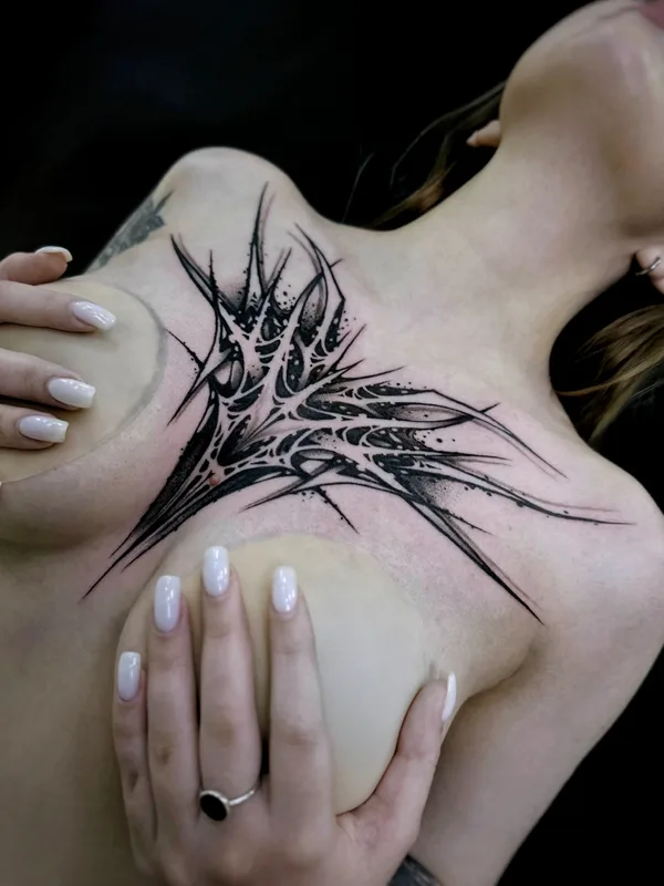 female black blackwork 纹身 在 chest #70003 | 纹身师 Andrey Pavlenko