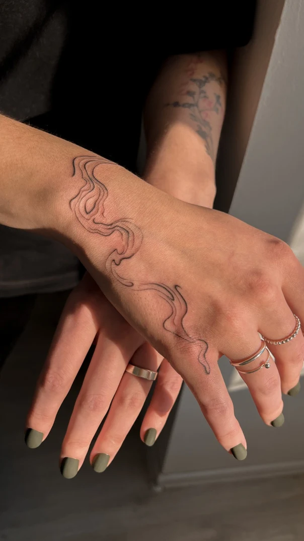 Лайнворк Smoke tattoo на Запястье