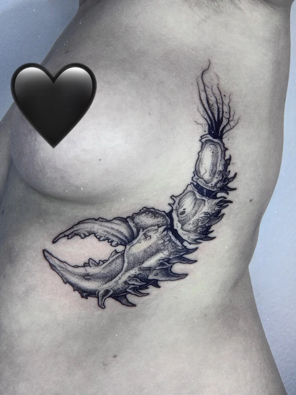 Блэкворк Scorpion tattoo на Рёбра