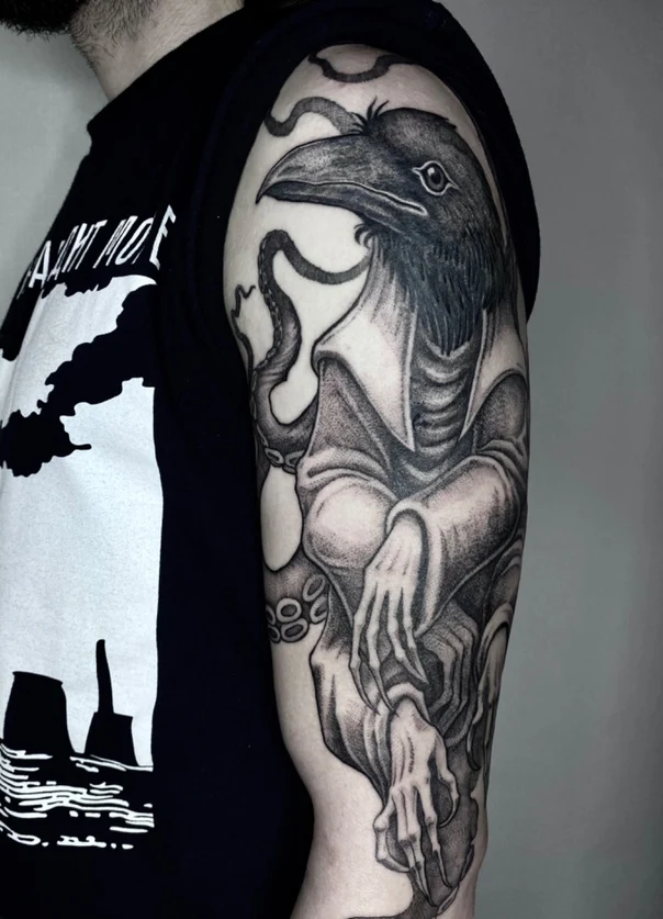 Чёрно-серая Crow, Tentacles tattoo на Полный рукав