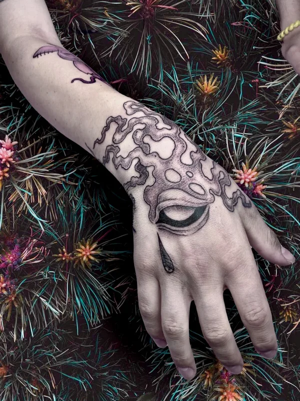 black and grey blackwork 타투 부위 hand #70423 | 타투이스트 Лика Лесова