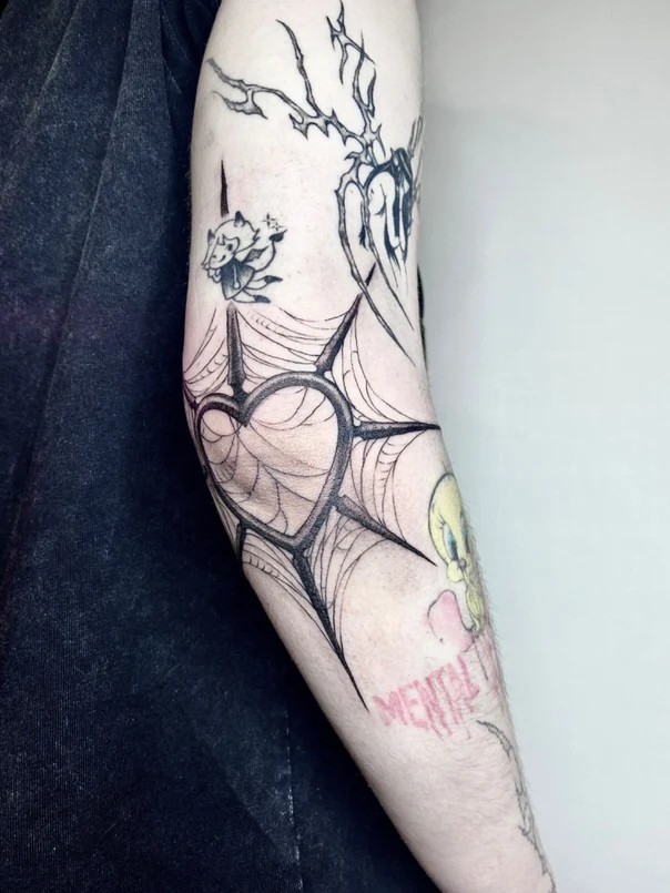 Блэкворк Heart, Spiderweb tattoo на Предплечье