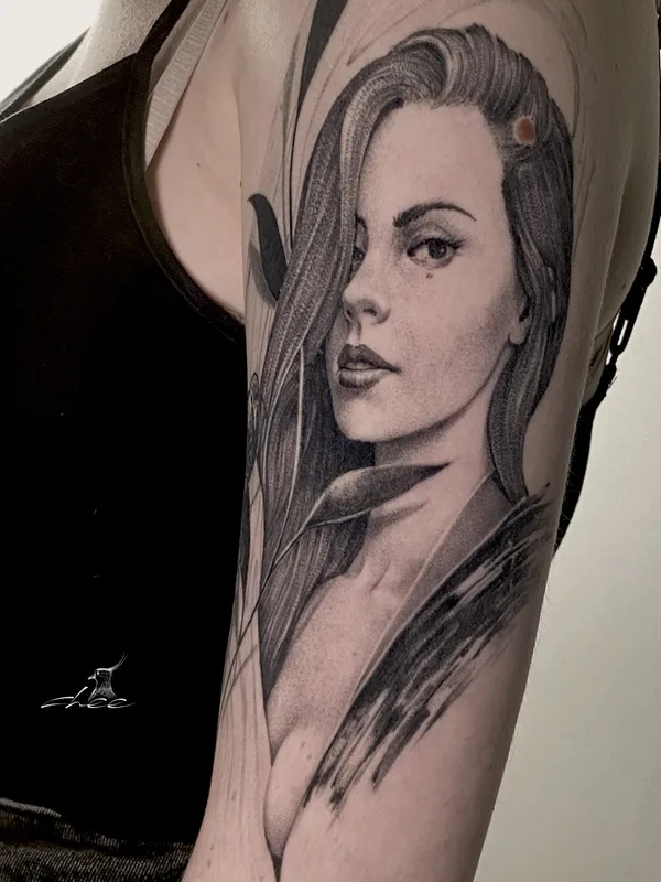 female black and grey realism tattoo auf upper arm #70594 | Tätowierer chee.tattoo