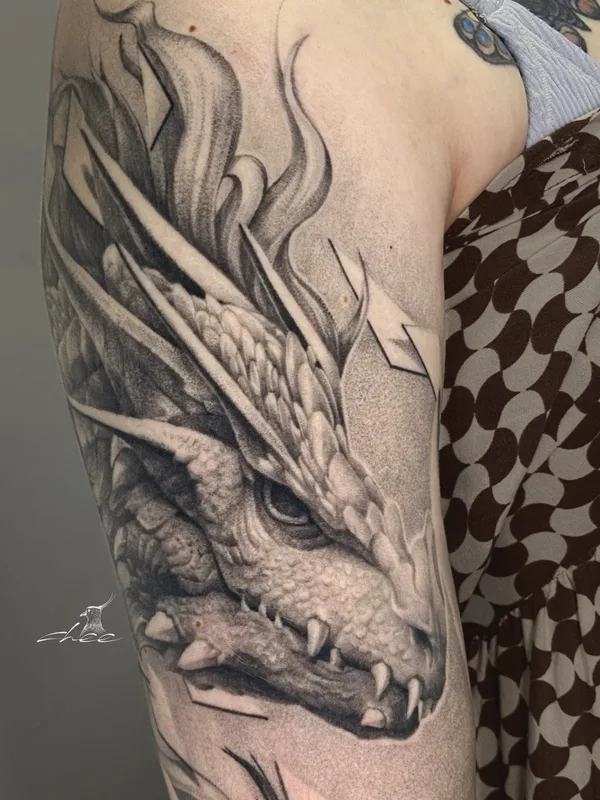 black and grey black and grey tattoo auf upper arm #70597 | Tätowierer chee.tattoo