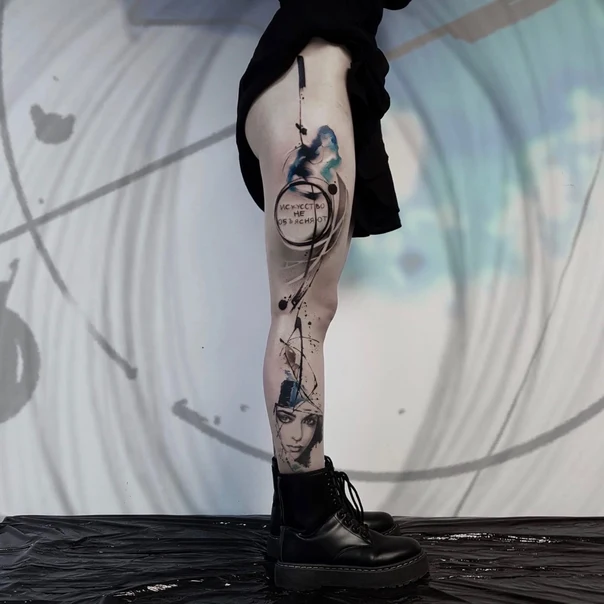 Абстрактная Portrait, Calligraphy tattoo на Thigh