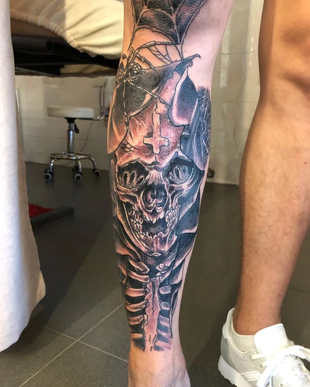 Чёрно-серая Skull, Spider tattoo на Икра
