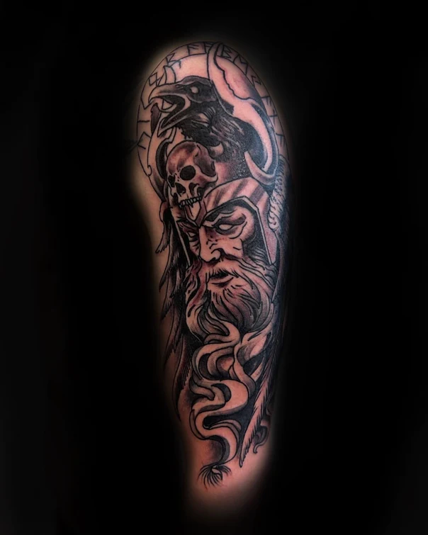 Чёрно-серая Viking, Raven tattoo на Полный рукав
