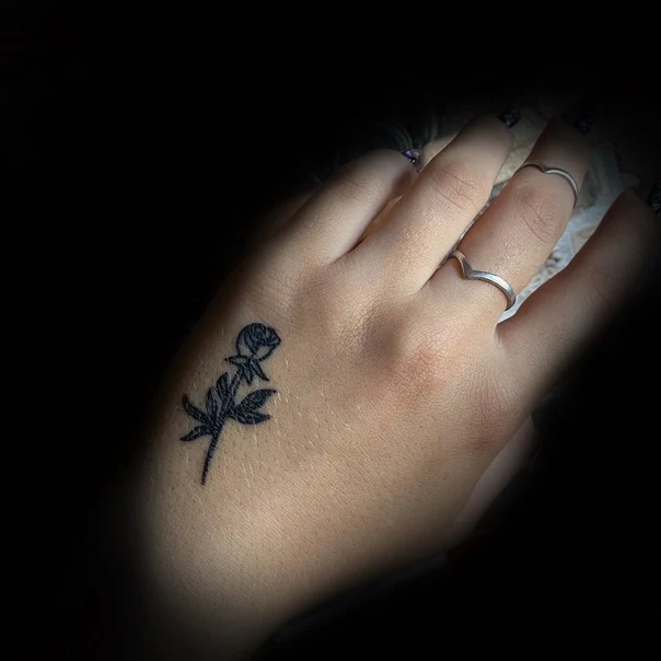 Лайнворк Rose, Botanic tattoo на Тыльная сторона кисти