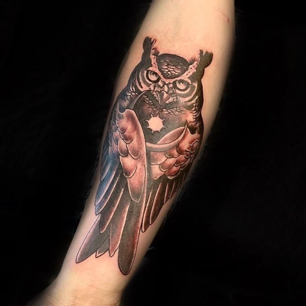 Чёрно-серая Owl, Star tattoo на Предплечье