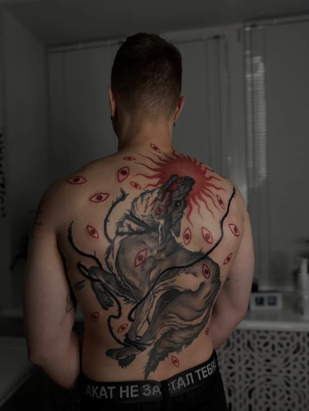 Иллюстративная Wolf, Eyes tattoo на Верхняя часть спины