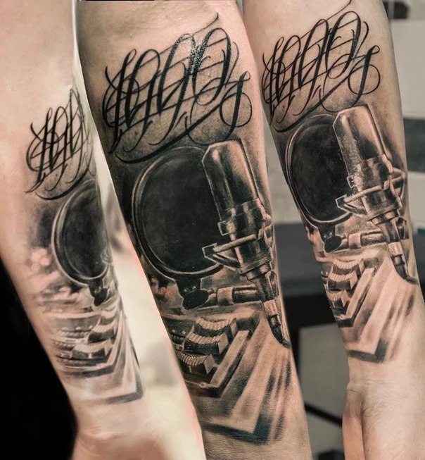Реализм Microphone, Lettering tattoo на Предплечье