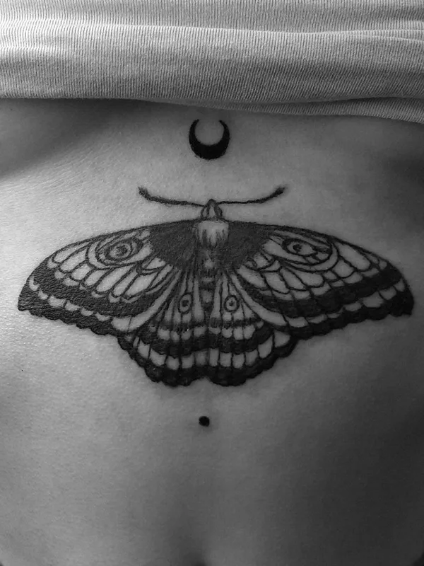 female black and grey blackwork 타투 부위 chest #71334 | 타투이스트 Влада Измайлова