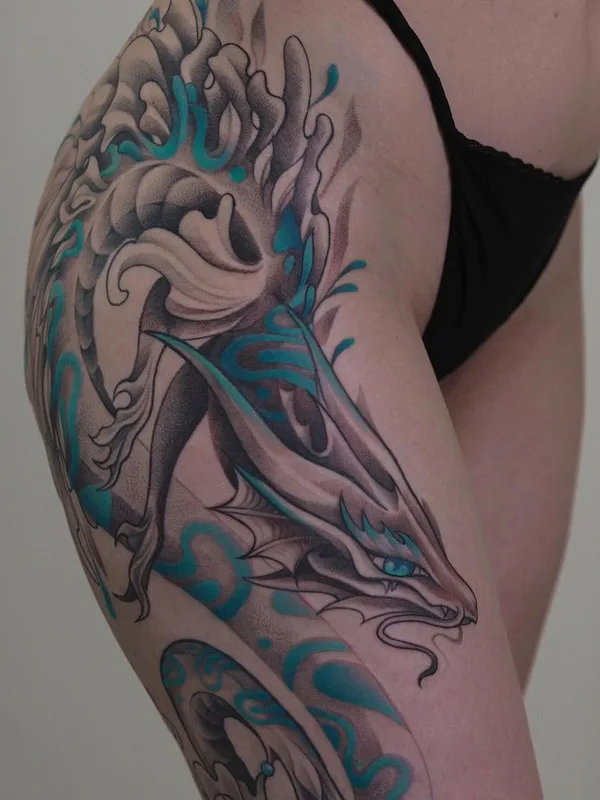 female color black and grey tattoo auf thigh #71354 | Tätowierer Daria More