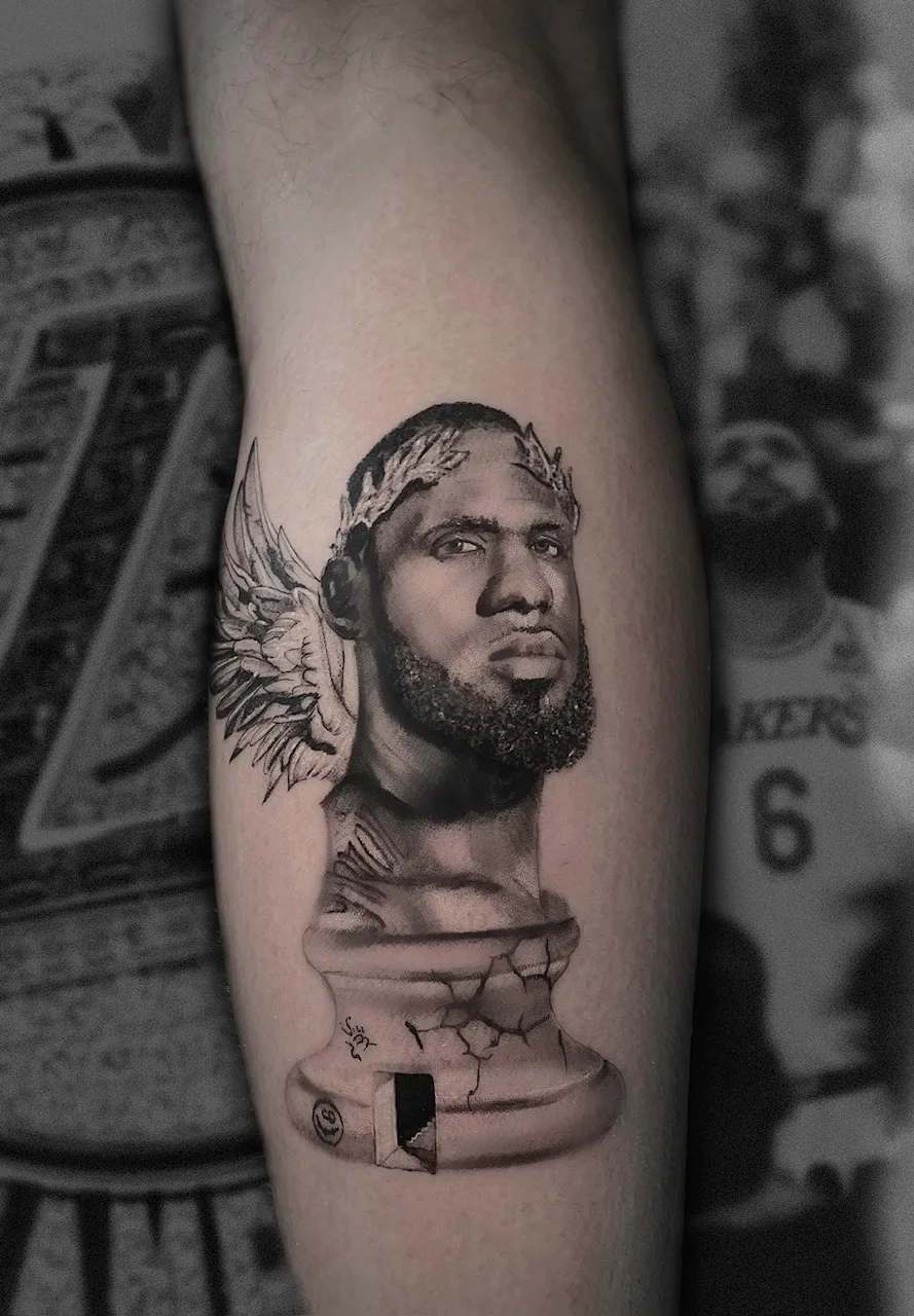 Tattoo artist Fabian Hellberg