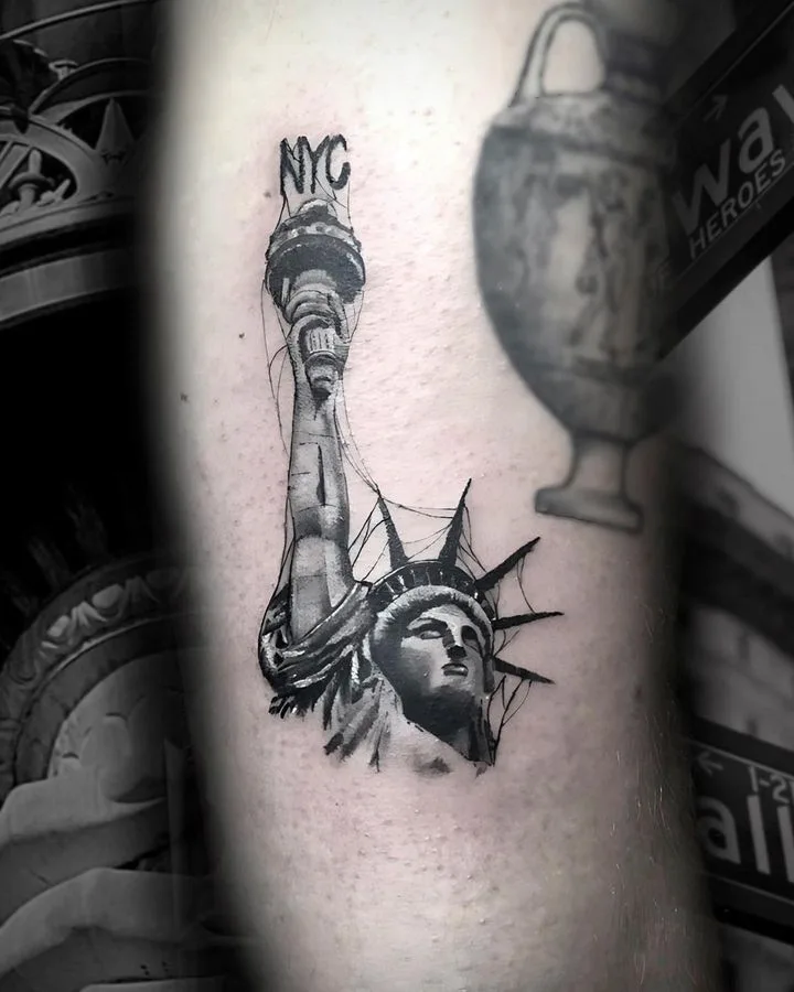 Tattoo artist Fabian Hellberg
