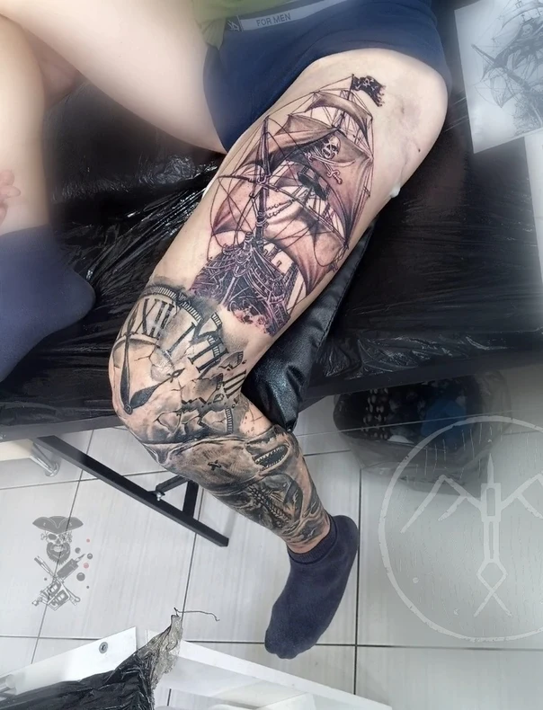 Чёрно-серая Ship, Skull tattoo на Full leg