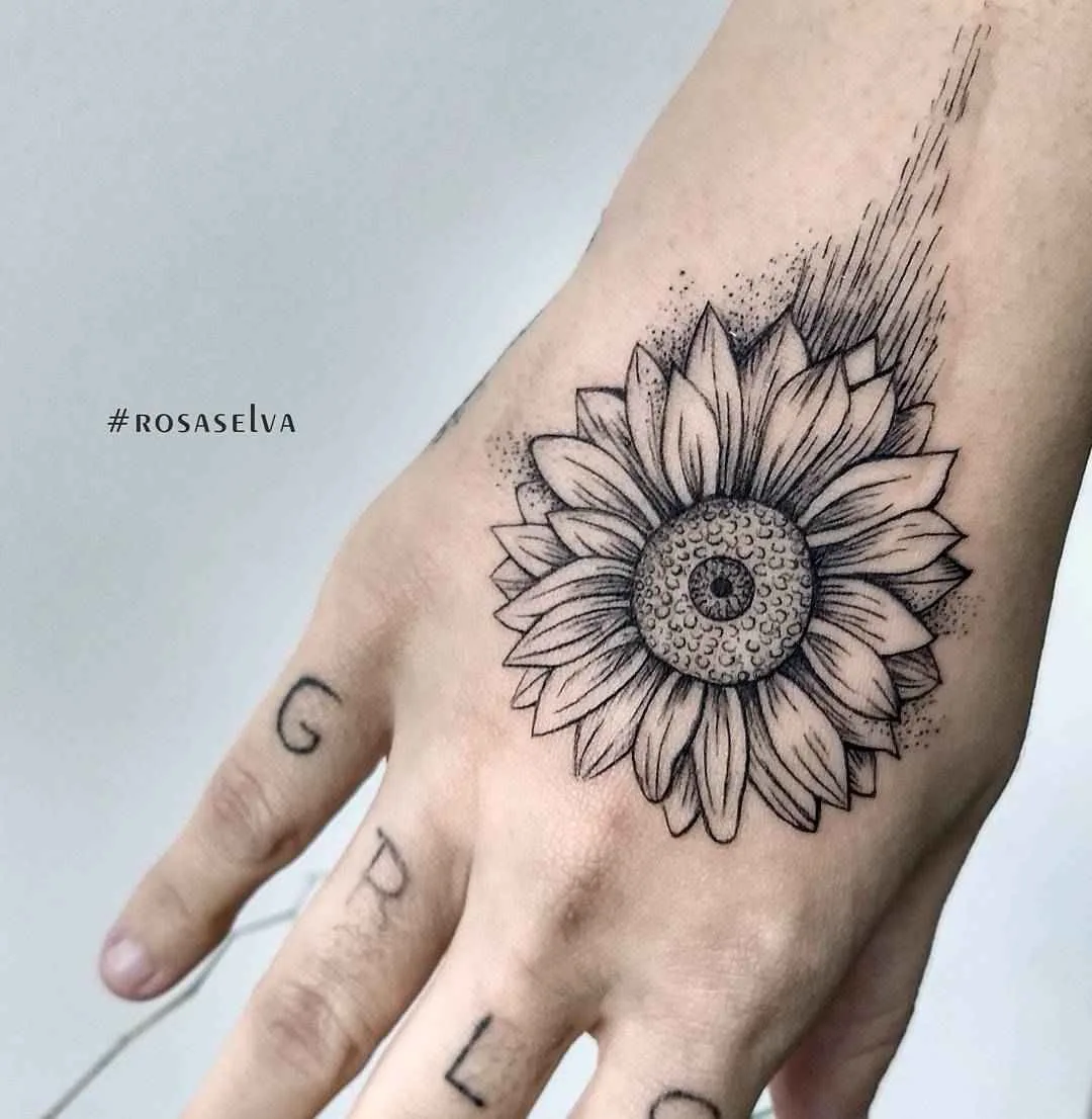 Tatuador Rosa Selva tatuagem preto e branco dotwork linework tattoo | Artista de tatuagem Rosa Selva tatuagem preto e branco dotwork linework tattoo