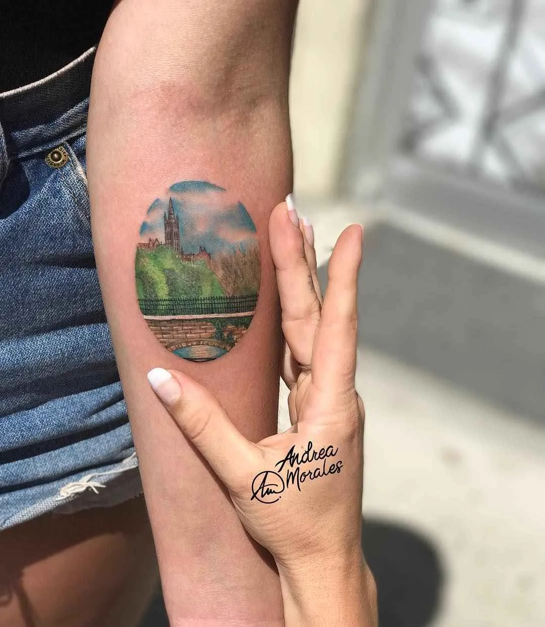 Tatuagem de cor por Andrea Morales tatuagem circular minimalista | Artista de tatuagem Andrea Morales tatuagem circular minimalista