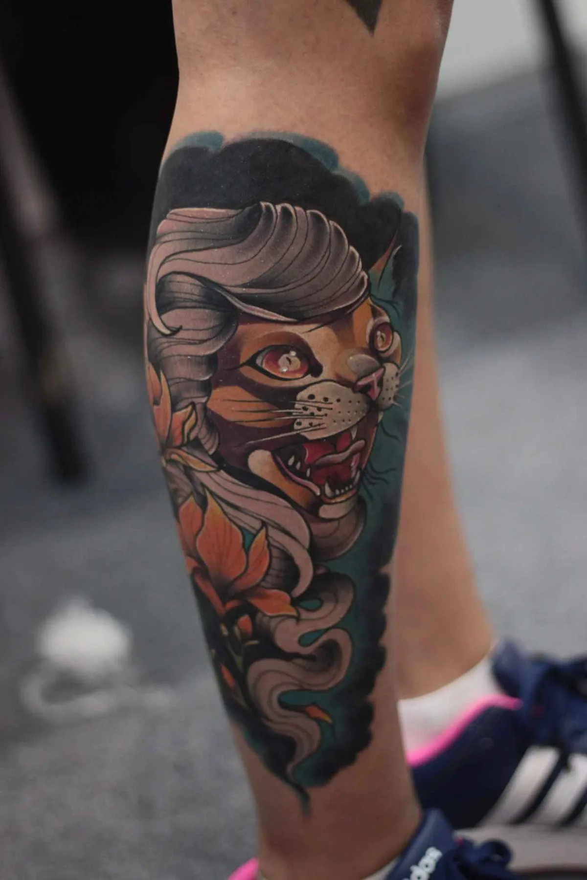 Tatuador Ilya Chernik nova tattoo na escola, realista