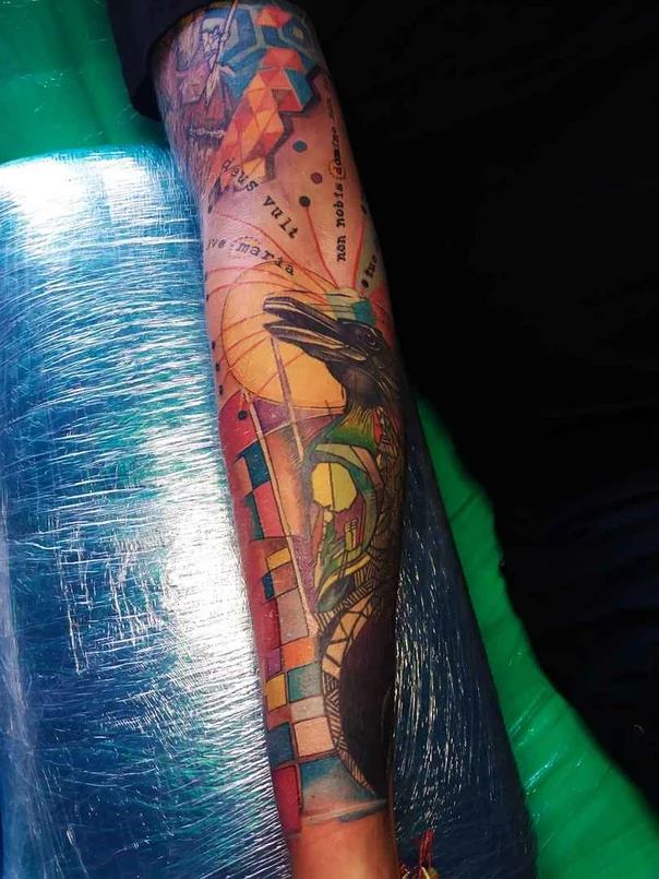 Иллюстративная Crow, Geometric shapes tattoo на Предплечье