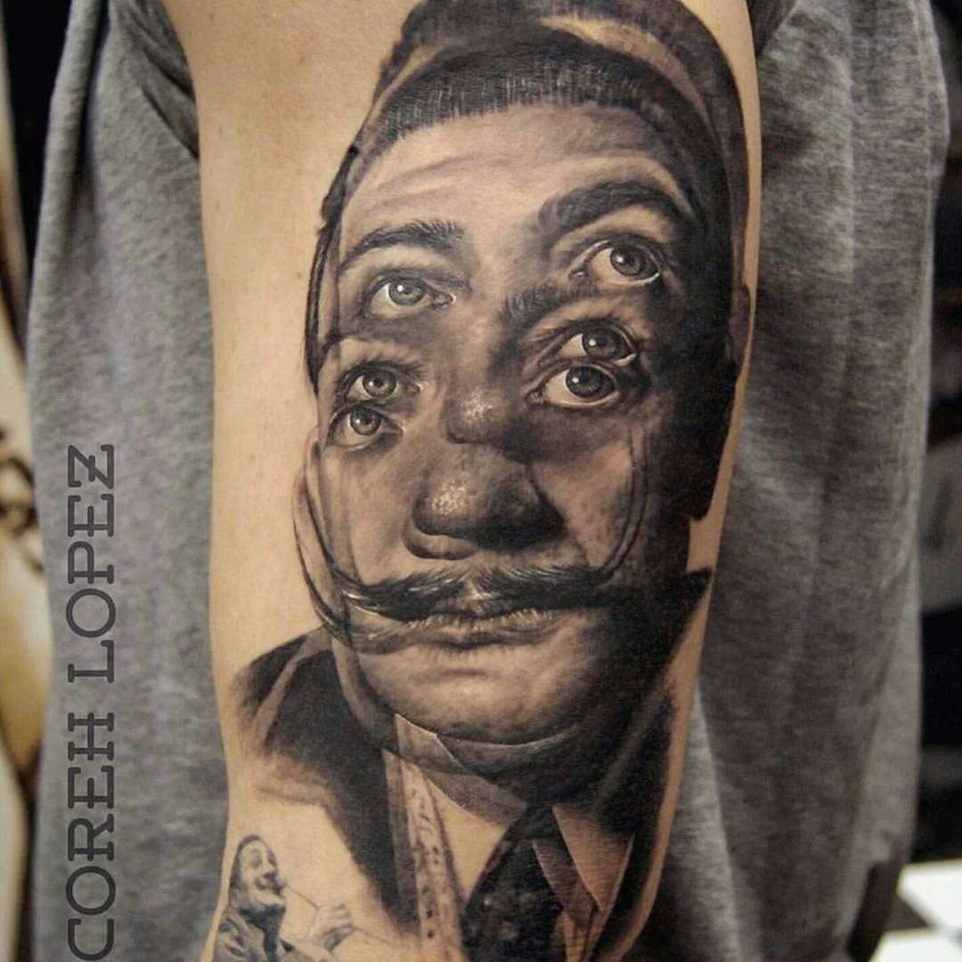Tatuagem artista Coreh Lopez, retrato preto e cinza tatuagem realista, surrealismo | Espanha