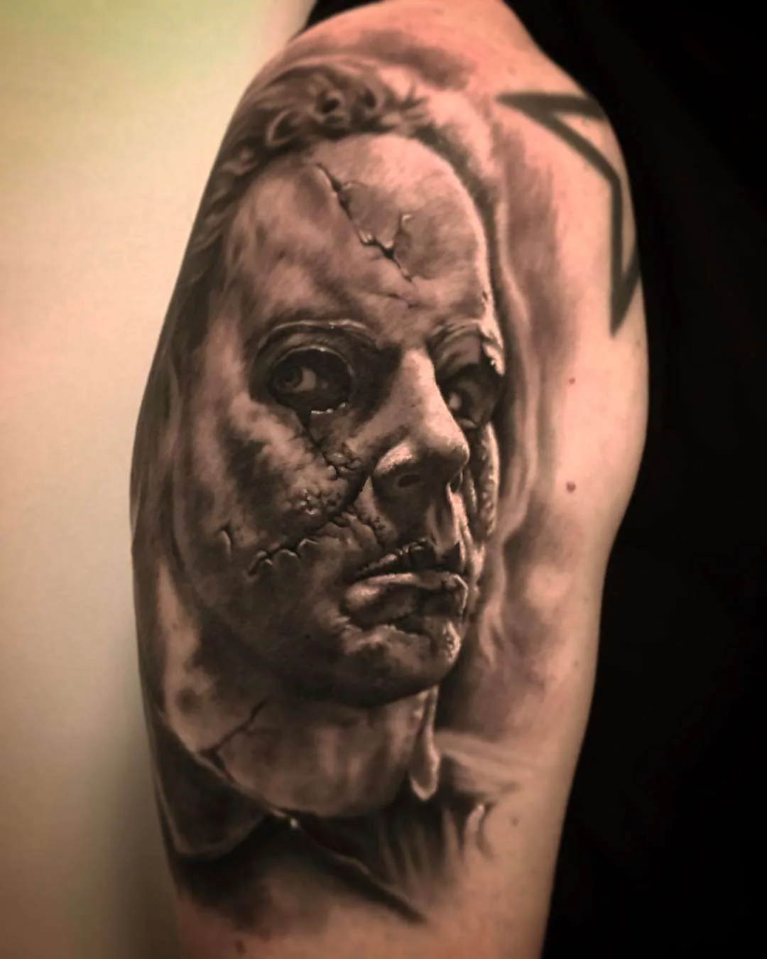 Tatuagem artista Coreh Lopez, retrato preto e cinza tatuagem realista, surrealismo | Espanha