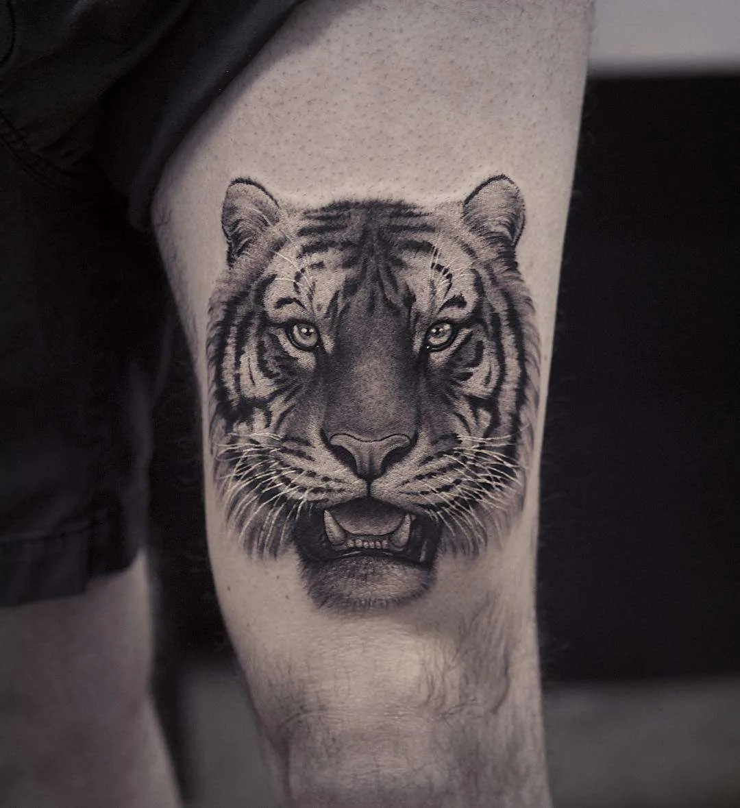 Tattoo artist Lazer Liz, authors style black&grey floral and animal tattoo | USA