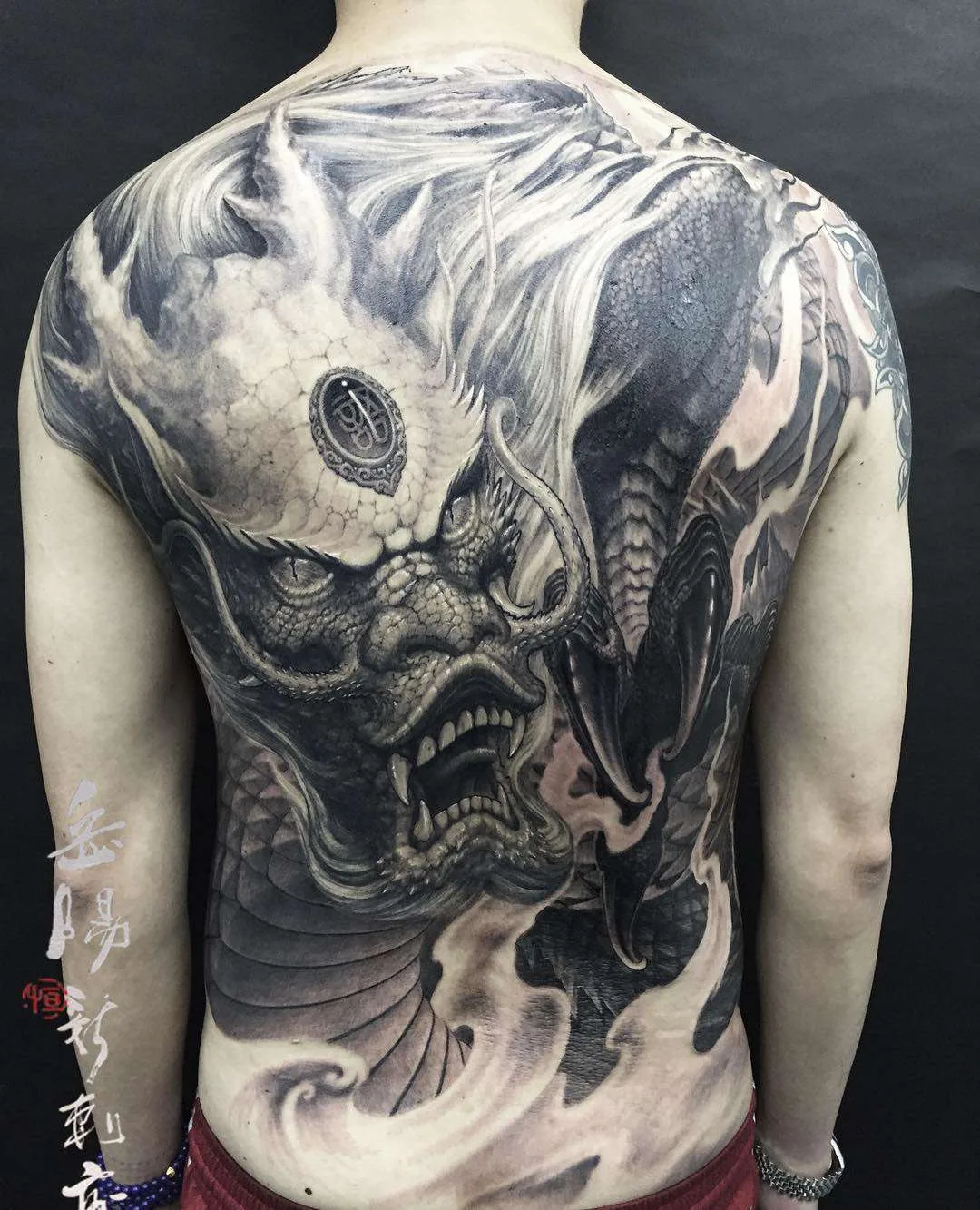 Artista di tatuaggi Heng Yue, stile nero e grigio tradizionale orientale realistico | Cina