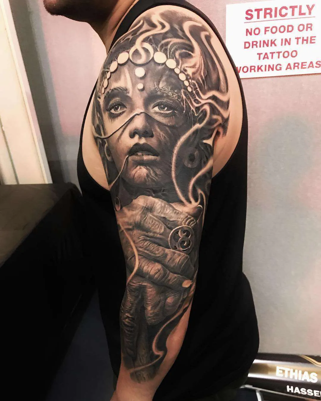 Artista di tatuaggi Victor Portugal, stile degli autori nero e grigio, realismo, surrealismo | Polonia
