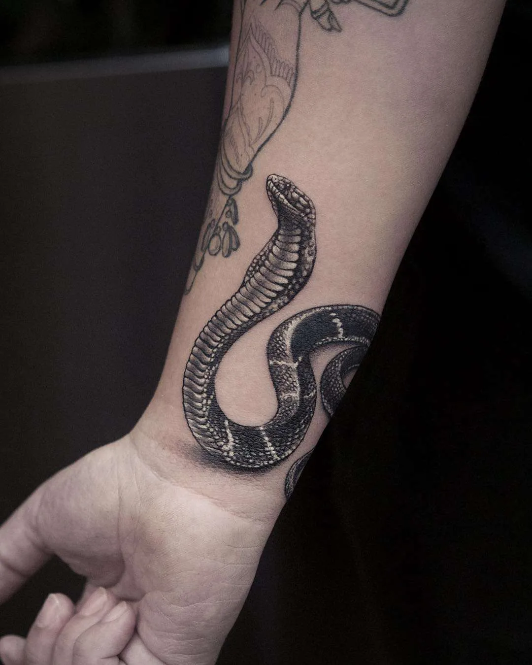 Tattoo artist Lazer Liz, authors style black&grey floral and animal tattoo | USA