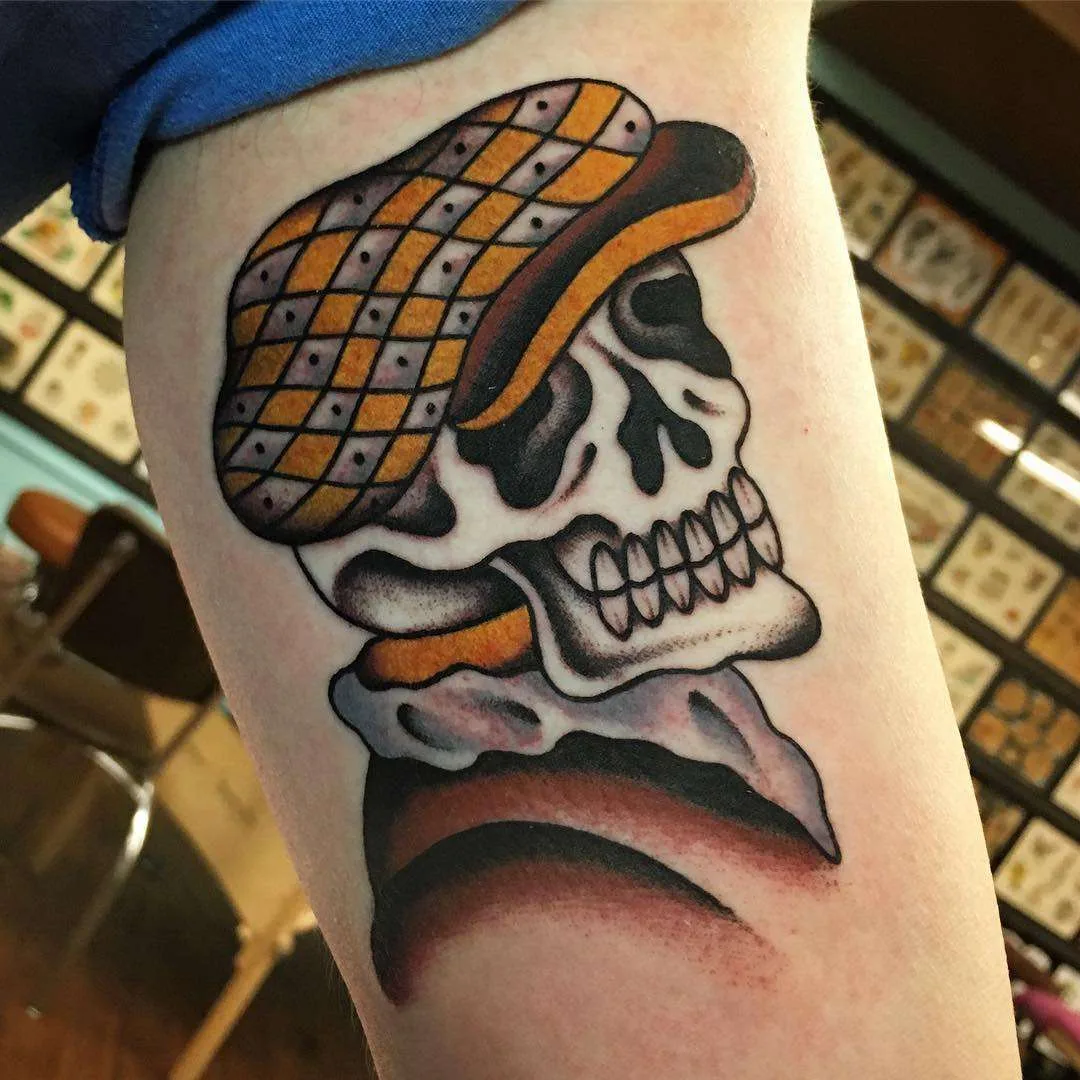 Tatuagem tradicional de Britney Goodman, cor antiga e tatuagem tradicional | EUA
