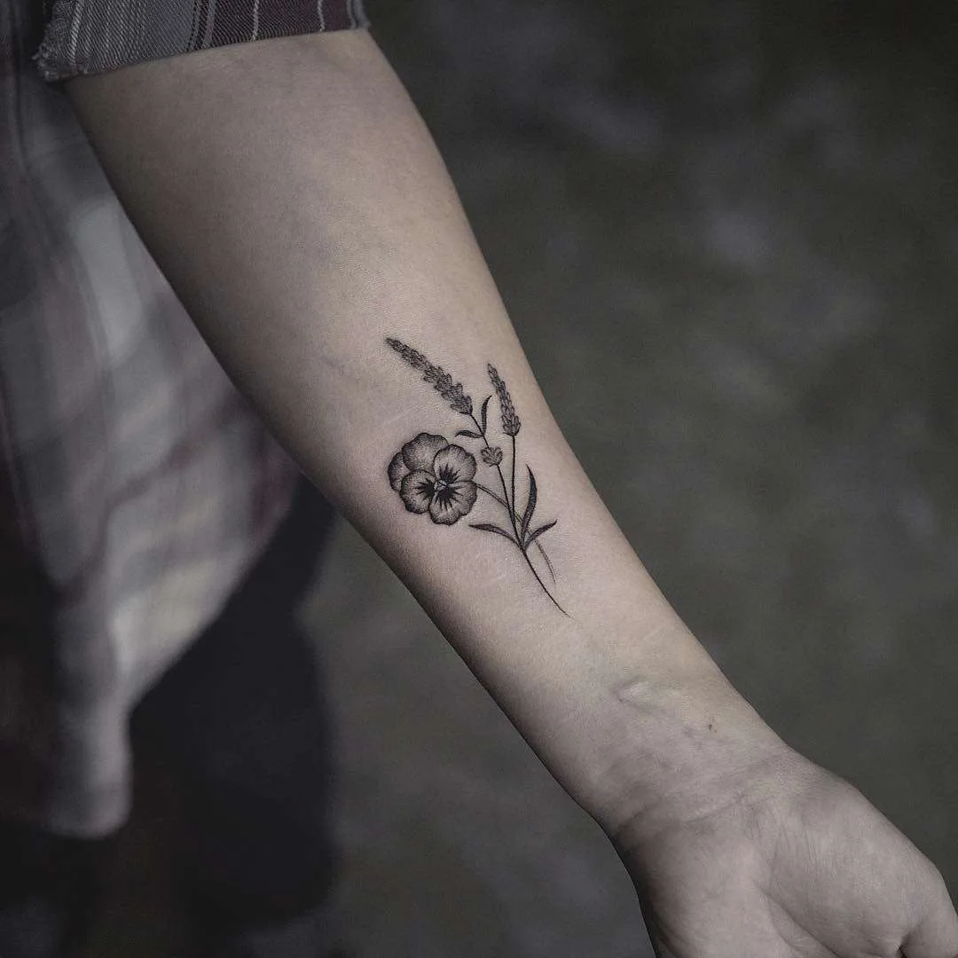 Tattoo artist Lazer Liz, authors style black&grey floral and animal tattoo | USA