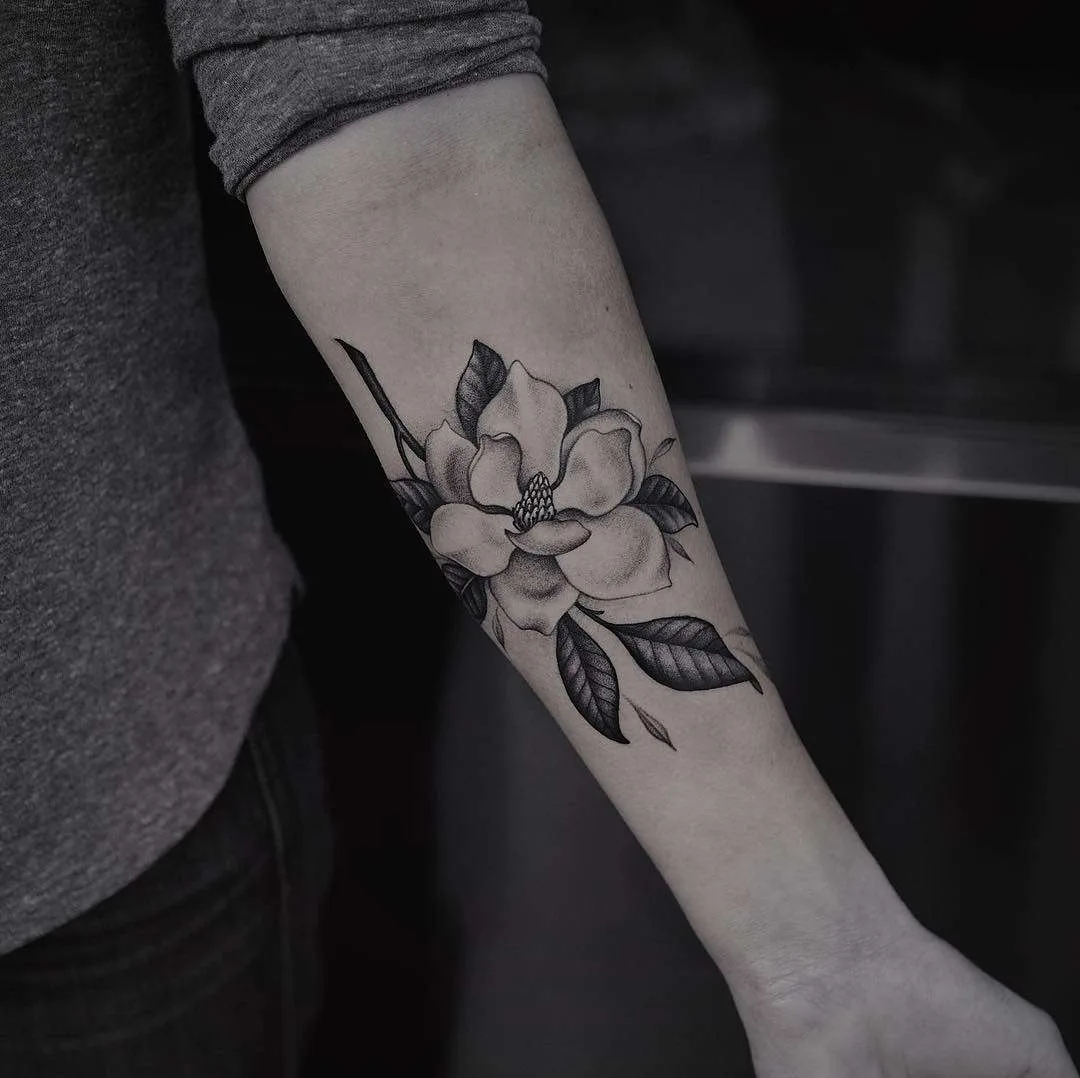Tattoo artist Lazer Liz, authors style black&grey floral and animal tattoo | USA