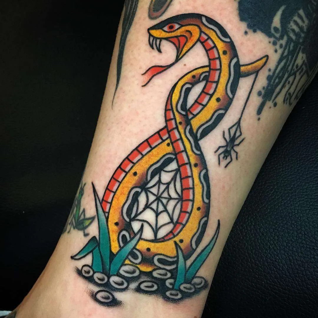 Tatuagem tradicional de Britney Goodman, cor antiga e tatuagem tradicional | EUA