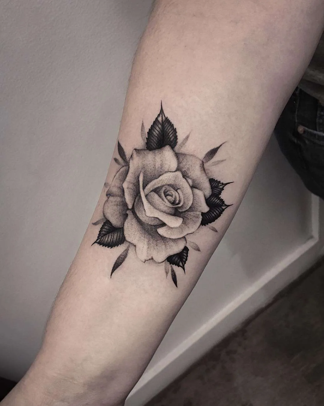 Tattoo artist Lazer Liz, authors style black&grey floral and animal tattoo | USA