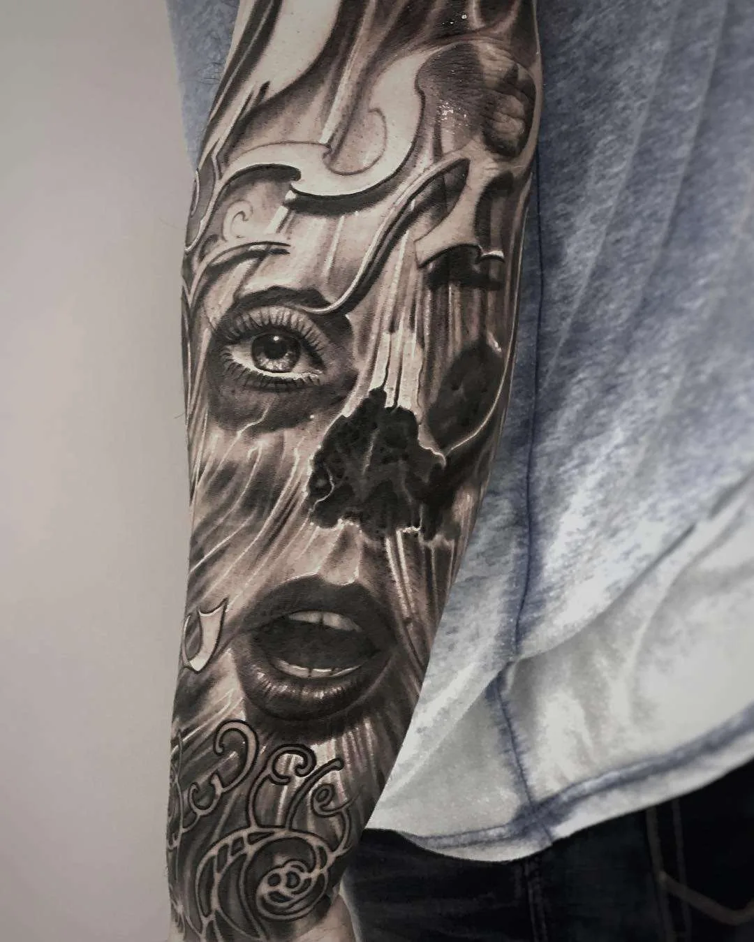 Artista di tatuaggi Victor Portugal, stile degli autori nero e grigio, realismo, surrealismo | Polonia