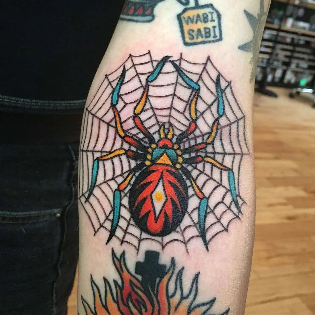Tatuagem tradicional de Britney Goodman, cor antiga e tatuagem tradicional | EUA