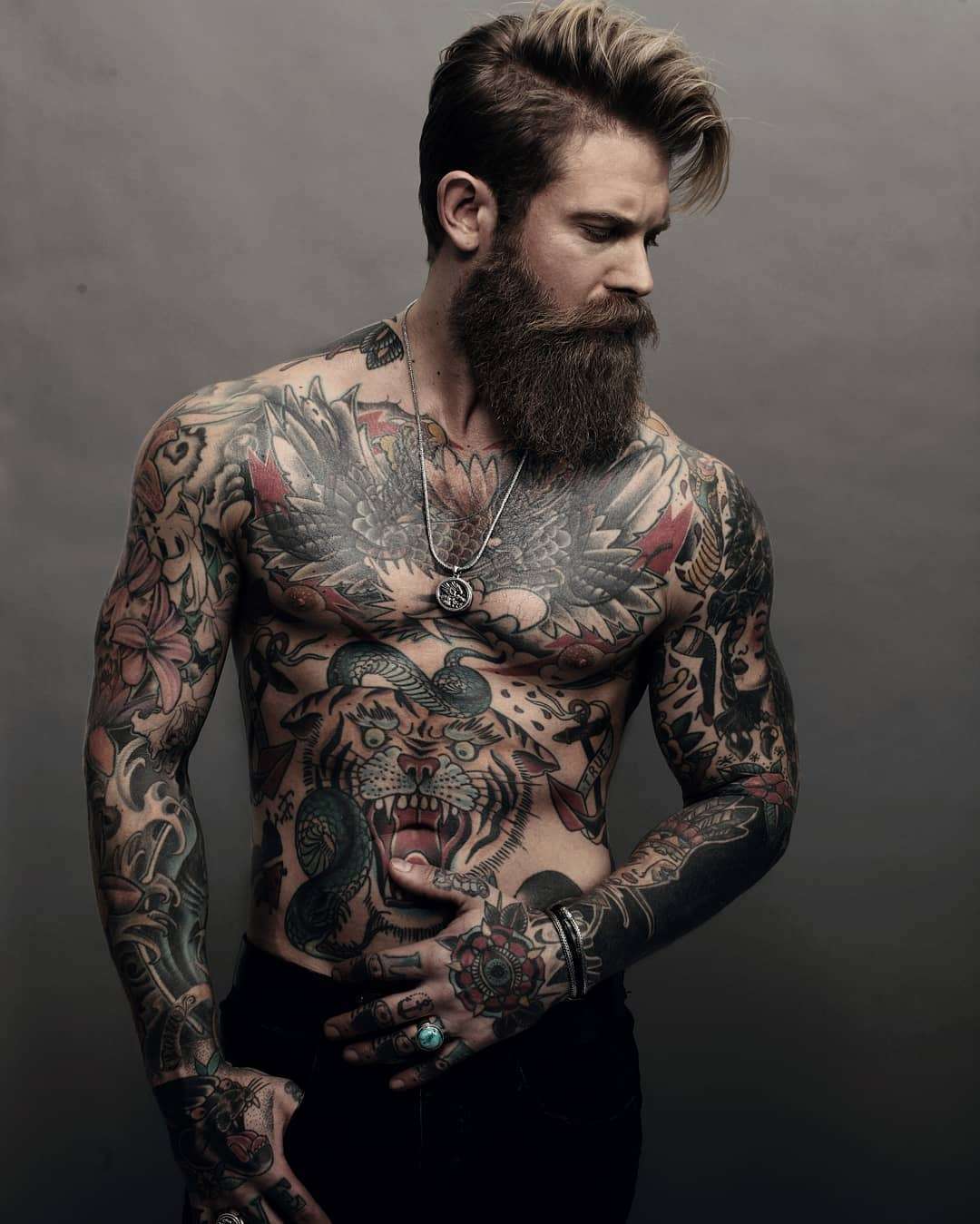 Бородатый мужчина с татуировками. 