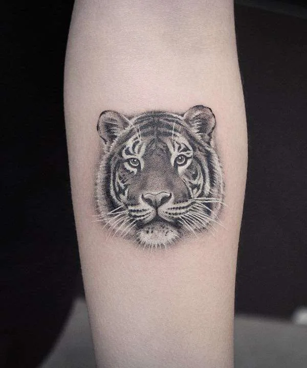black and grey realism 타투 부위 forearm #22359 | 타투이스트 Lazer Liz