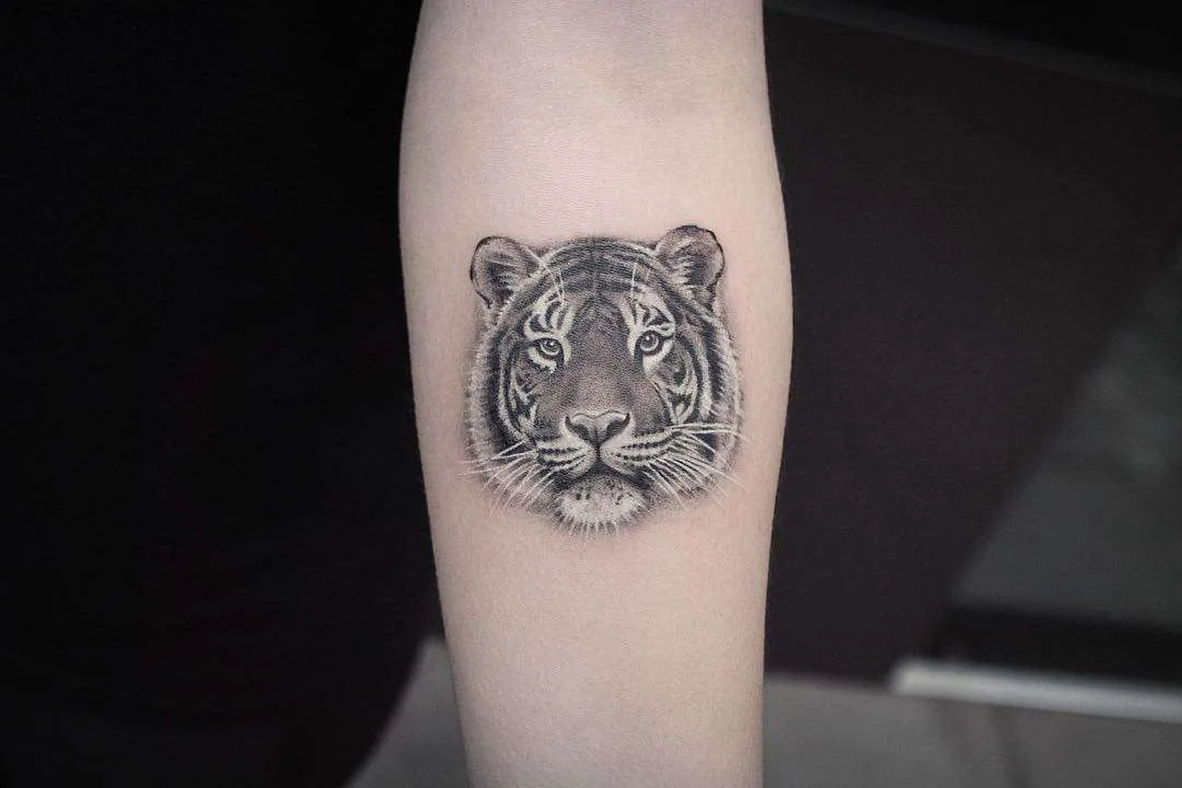 Tattoo artist Lazer Liz, authors style black&grey floral and animal tattoo | USA