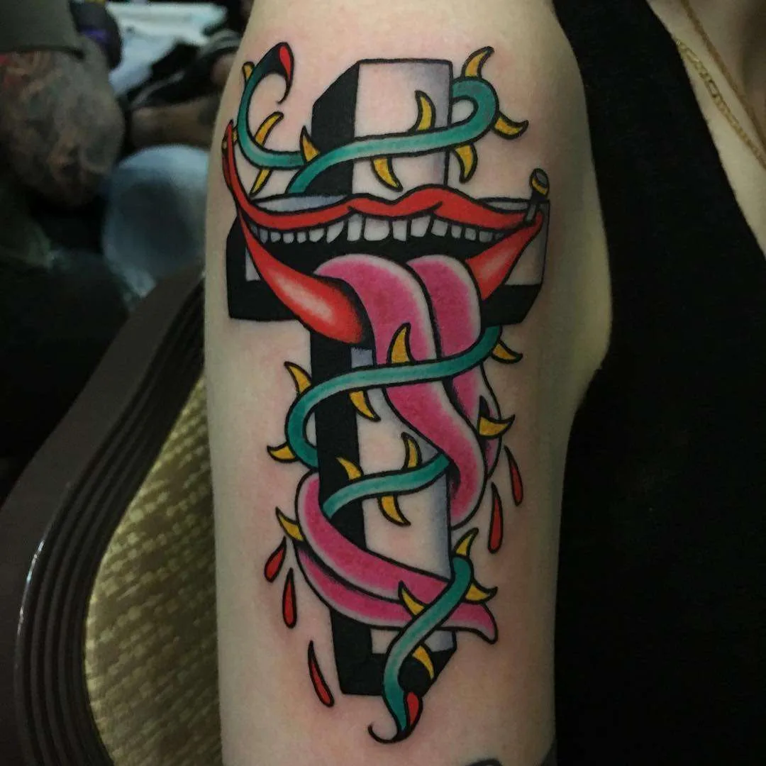 Tatuagem tradicional de Britney Goodman, cor antiga e tatuagem tradicional | EUA