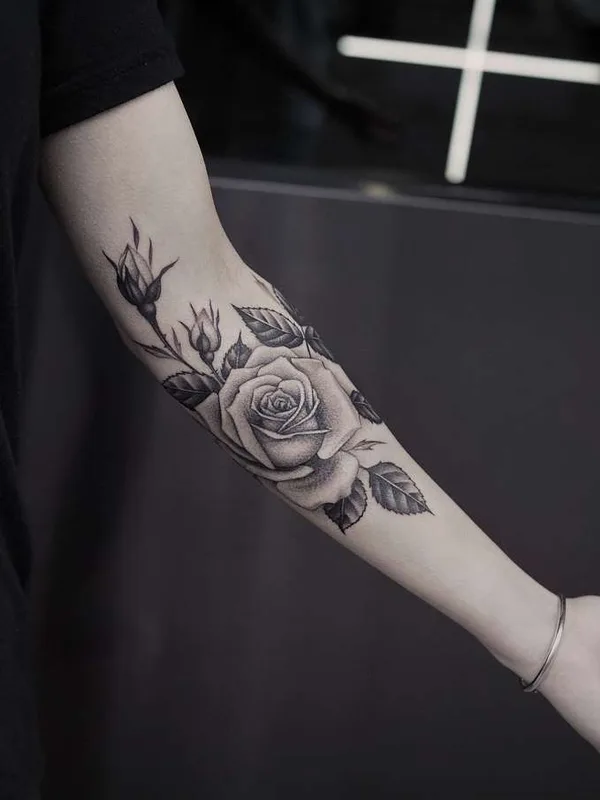 female black and grey realism 타투 부위 forearm #22370 | 타투이스트 Lazer Liz