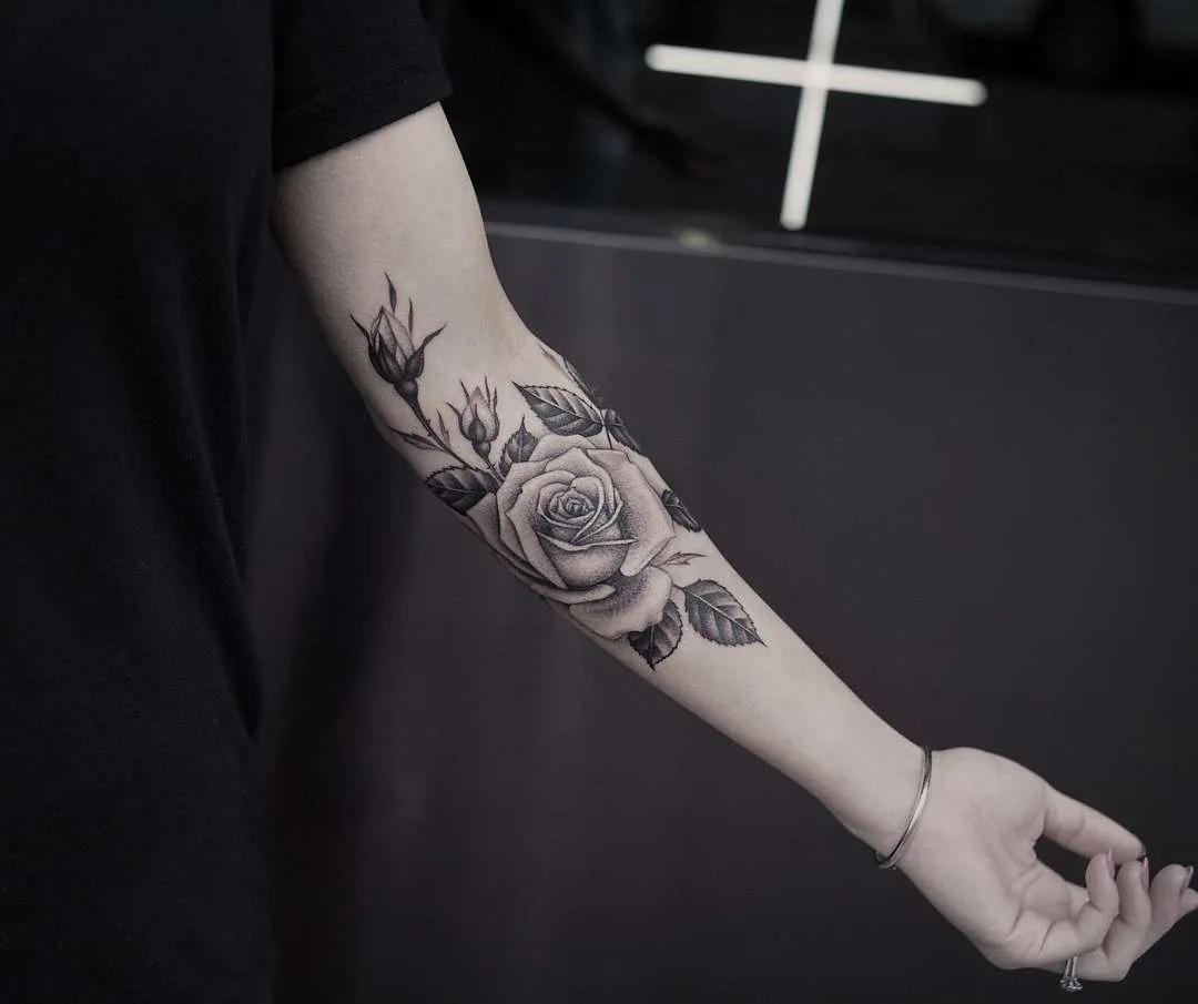 Tattoo artist Lazer Liz, authors style black&grey floral and animal tattoo | USA