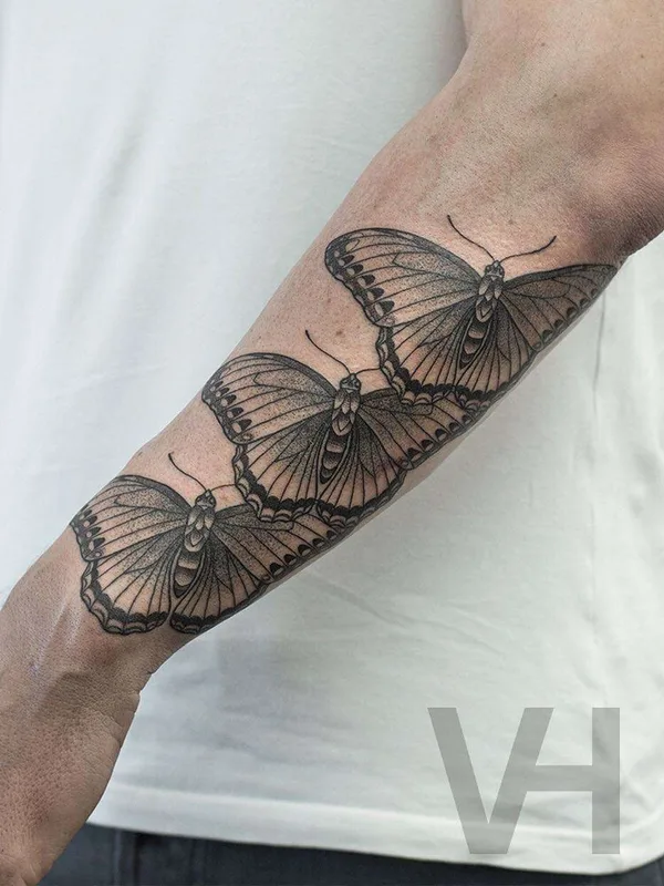 black and grey linework tattoo auf forearm #22075 | Tätowierer Valentin Hirsch