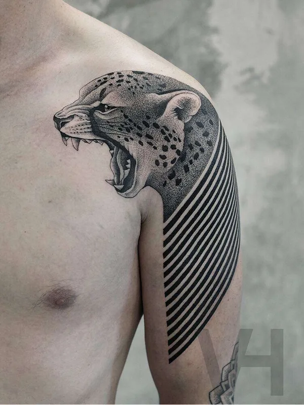 male black and grey black and grey tattoo auf shoulder #22080 | Tätowierer Valentin Hirsch