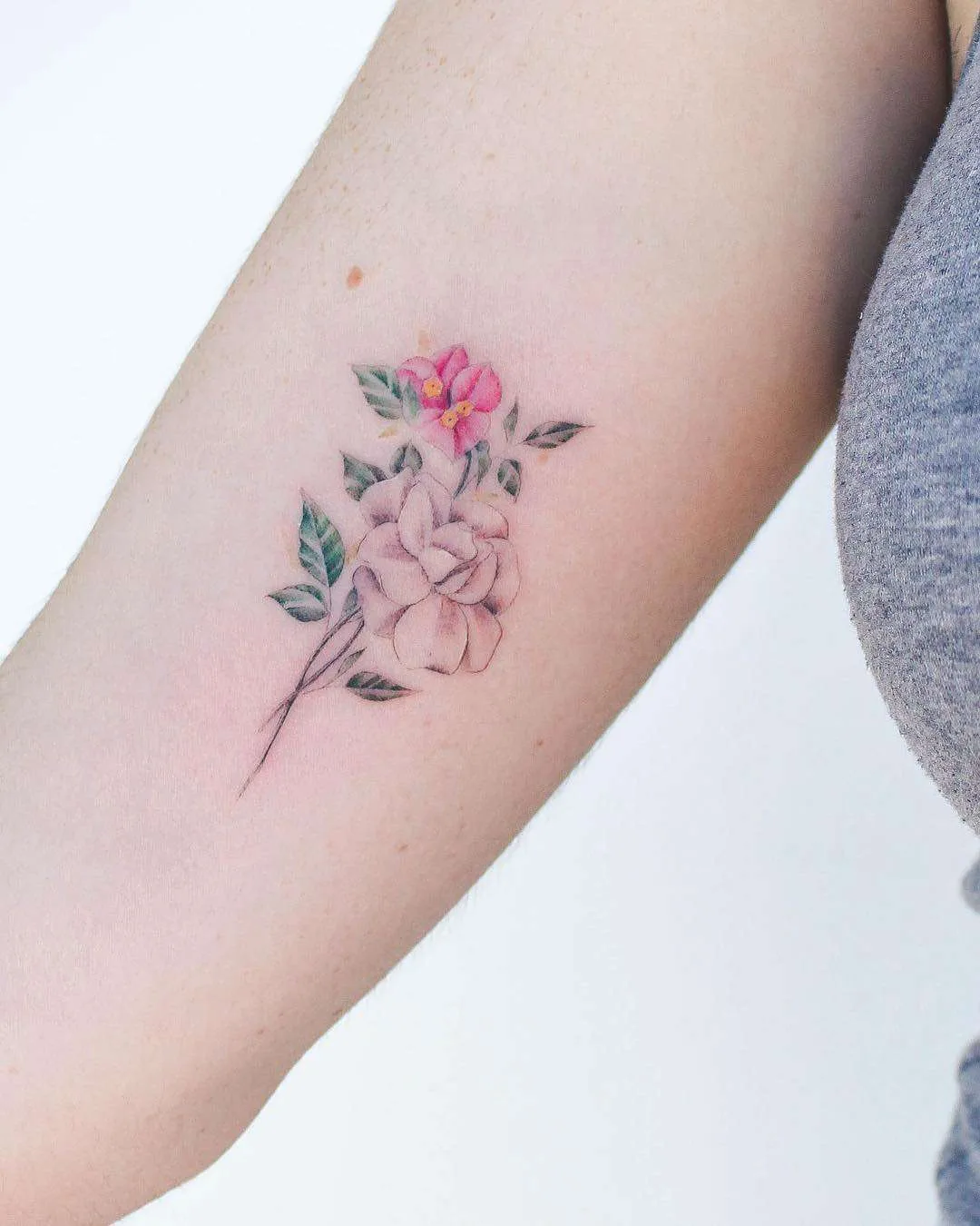 Tatuagem artista Bryan Gutierrez, tatuagem colorida e preta minimalista de flores | EUA