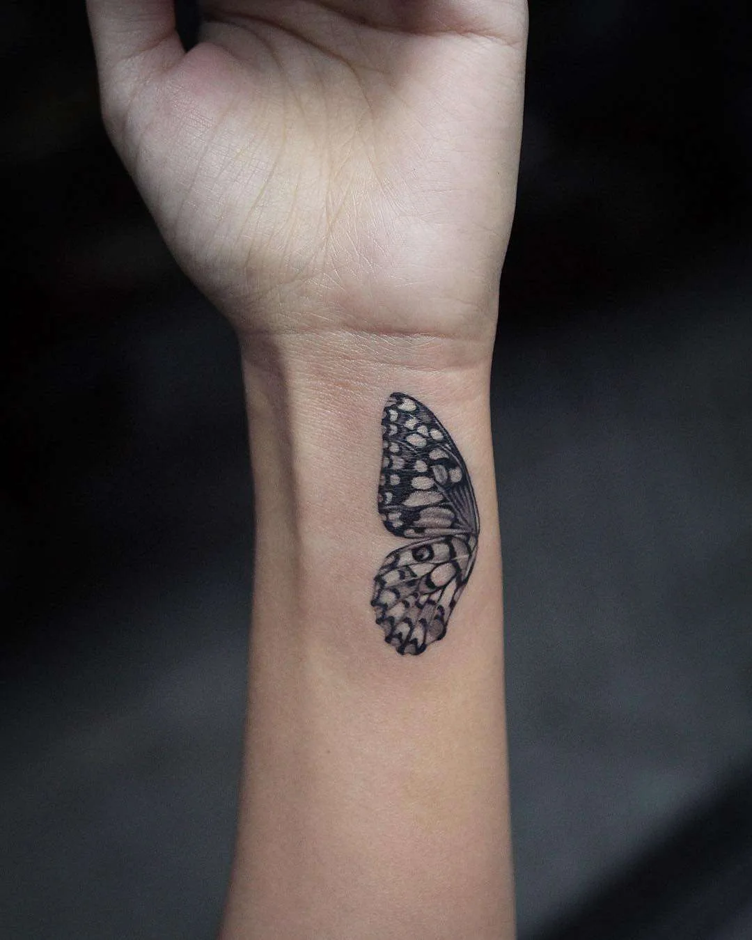 Tattoo artist Lazer Liz, authors style black&grey floral and animal tattoo | USA