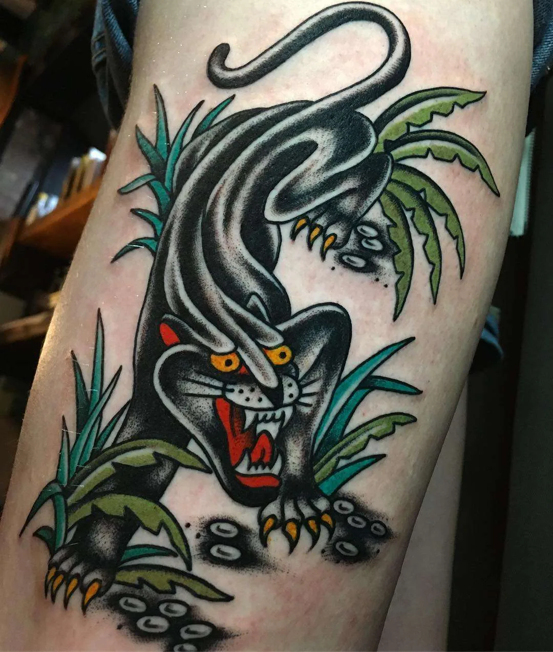 Tatuagem tradicional de Britney Goodman, cor antiga e tatuagem tradicional | EUA