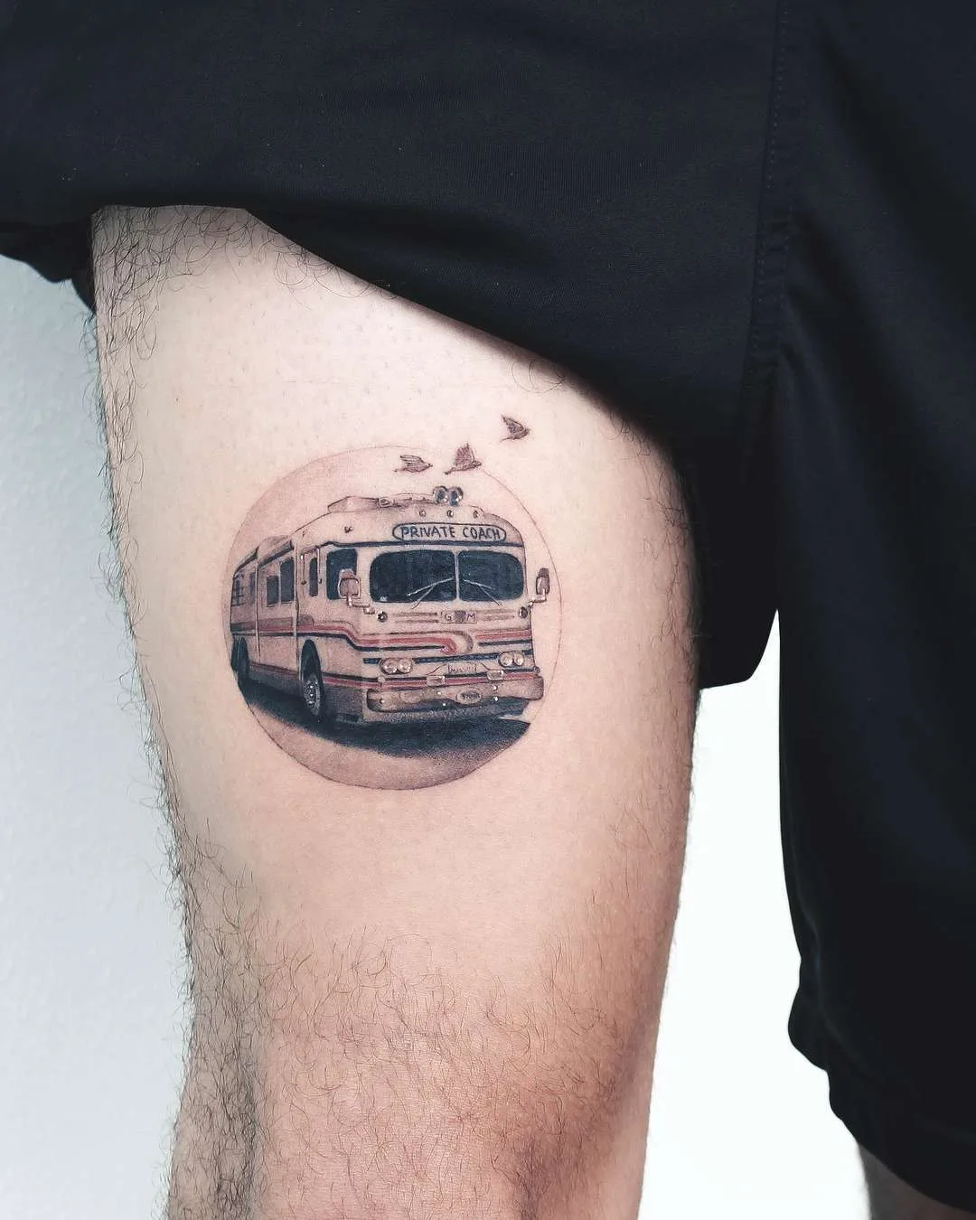 Tatuagem artista Bryan Gutierrez, tatuagem colorida e preta minimalista de flores | EUA